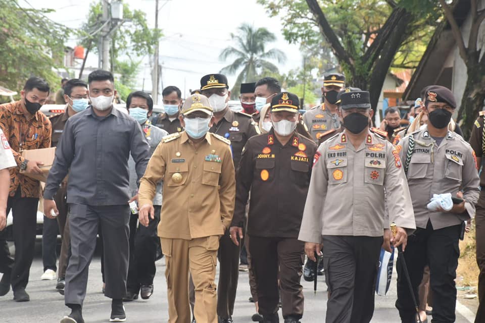 Gubernur Bersama Kapolda dan Kajati Turun Langsung Bagi-bagi Masker dan Vitamin di Jalan